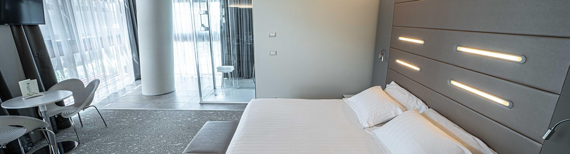 Discover all the amenities of our hotel''s large deluxe rooms!